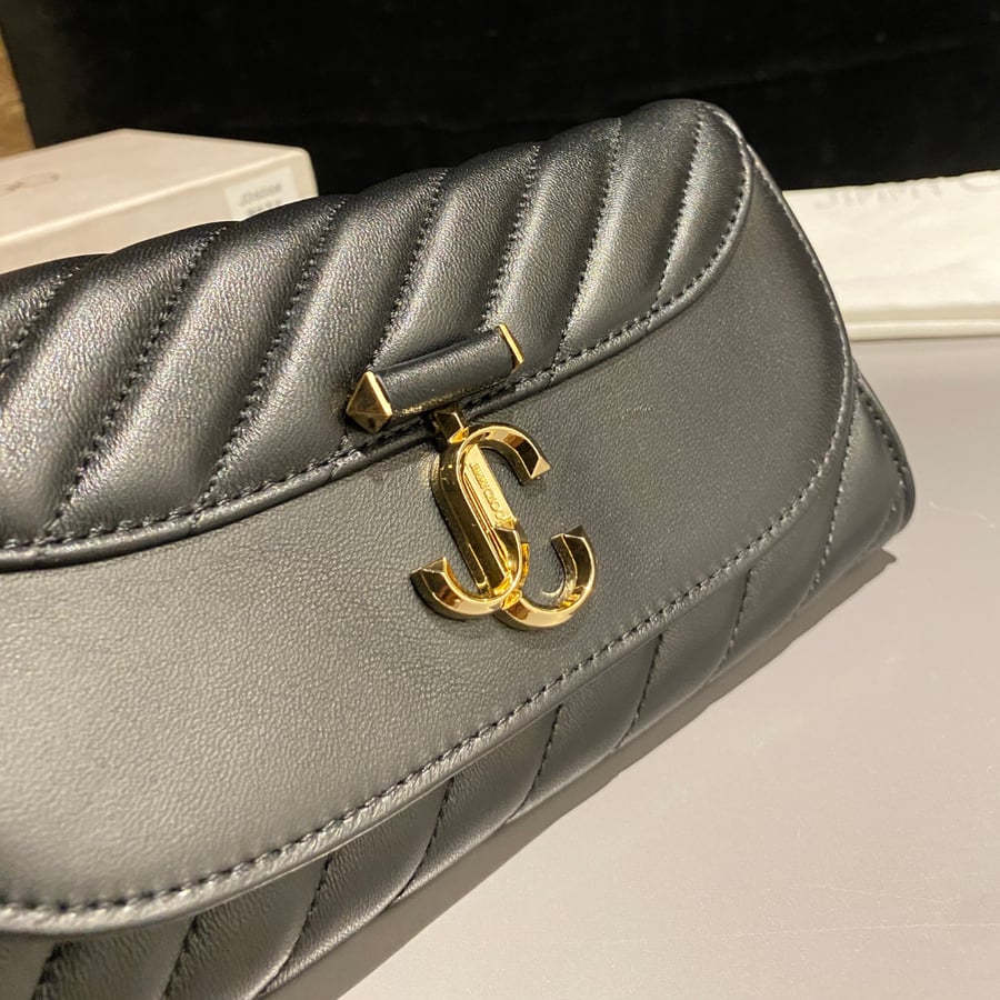 محفظة جيمي تشو كيرف بسلسلة Jimmy Choo Curve Wallet With Chain