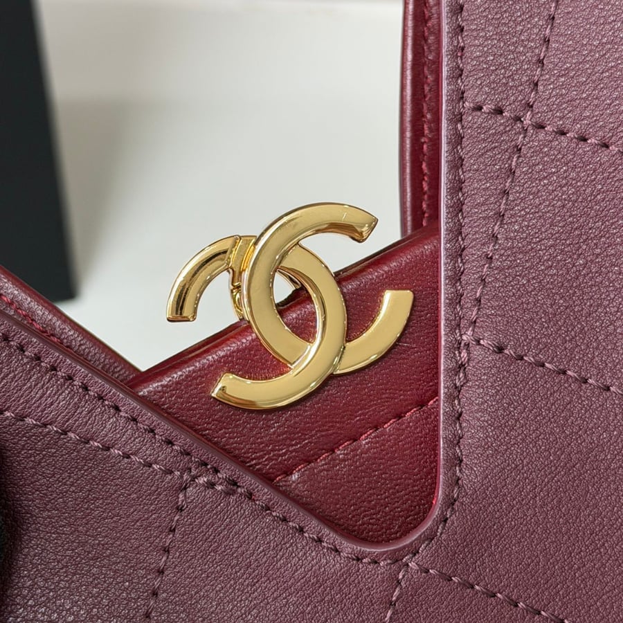 حقيبة يد شانيل مقاس صغير لون برغندي Chanel small tote