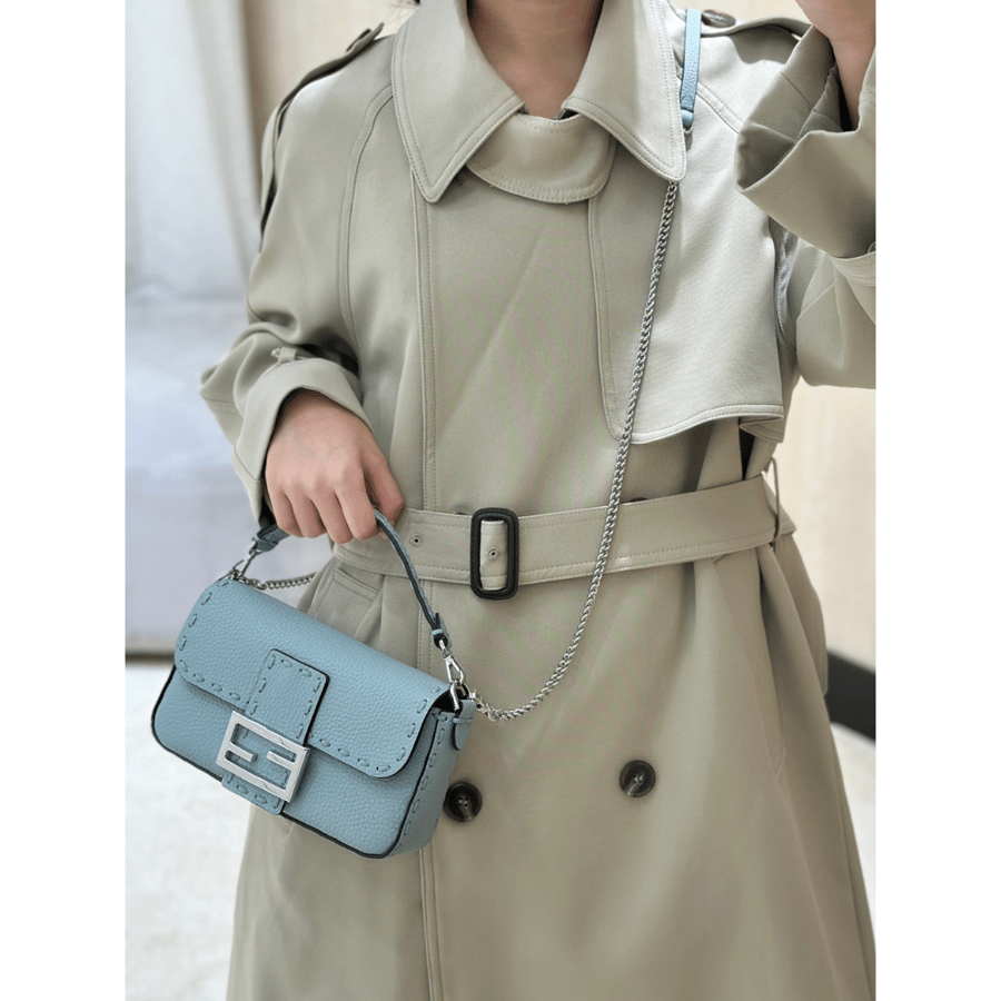 شنطة فيندي باغيت لون سماوي مقاس سمول  Fendi Baguette 19-5CM