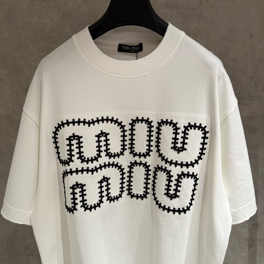 تي شيرت رجالي قطن لون أبيض بأكمام قصيرة وياقة مدورة MIU MIU T-shirt