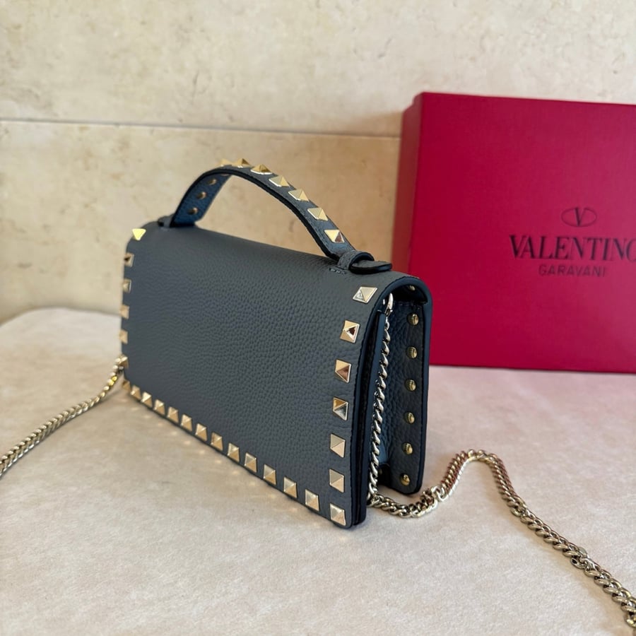 Rockstud Wallet With Chain In Grainy Calfskin