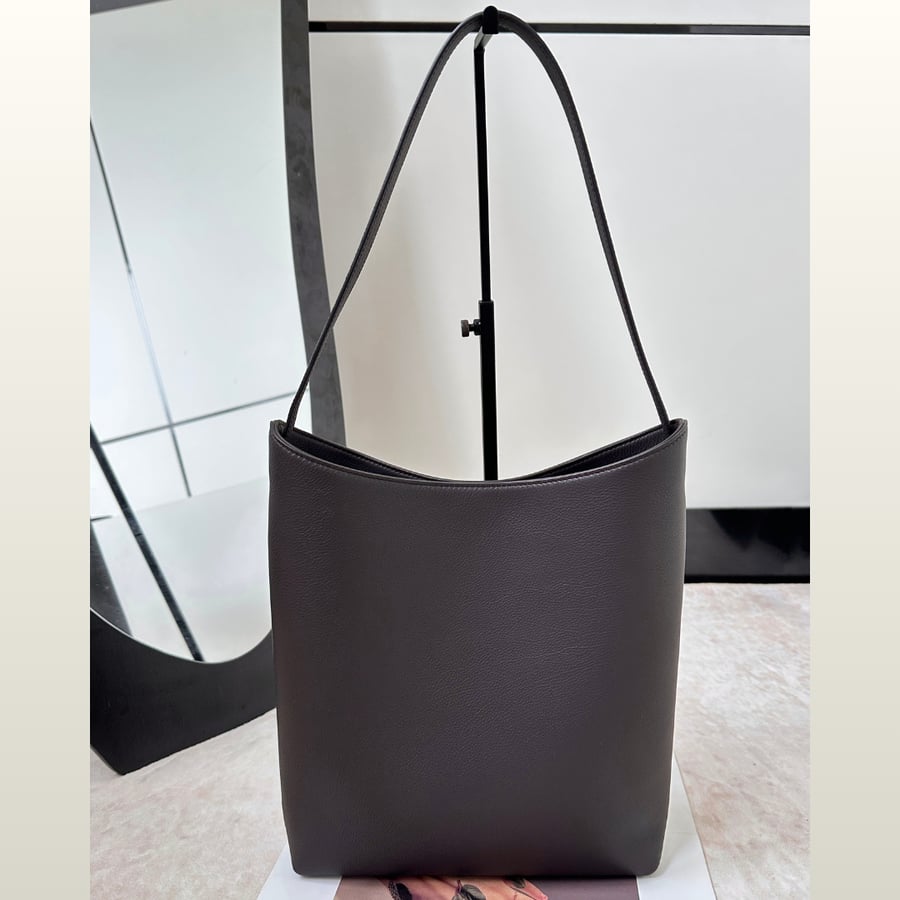 حقيبة كتف ذا رو ألما The Row Alma Shoulder Bag