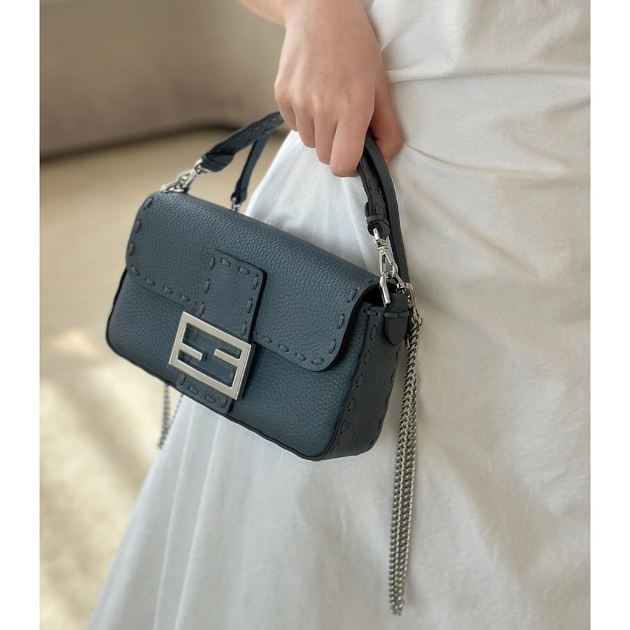 شنطة فيندي باغيت لون أزرق مقاس سمول  Fendi Baguette 19-5CM