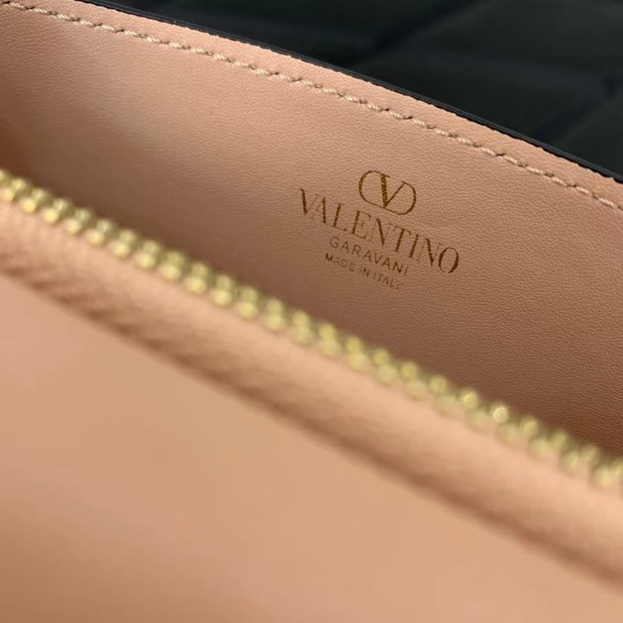 حقيبة فالنتينو لون ذهبي Valentino Garavani VLogo