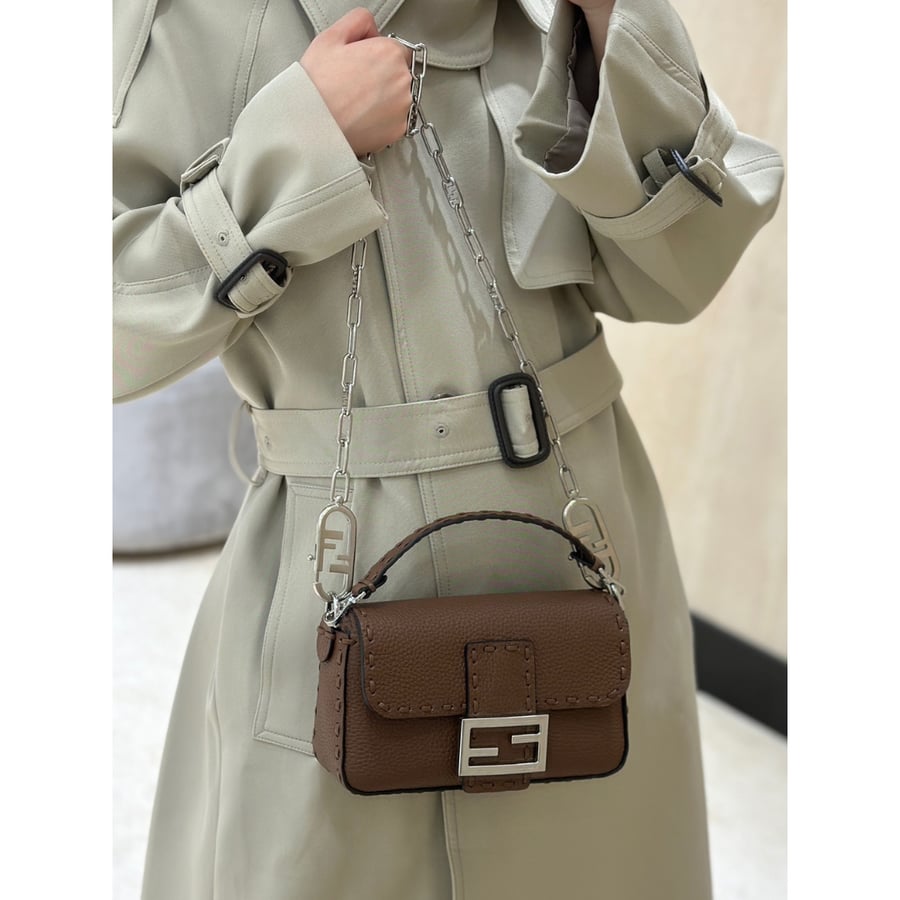 شنطة فيندي باغيت لون بني غامق مقاس سمول  Fendi Baguette 19-5CM