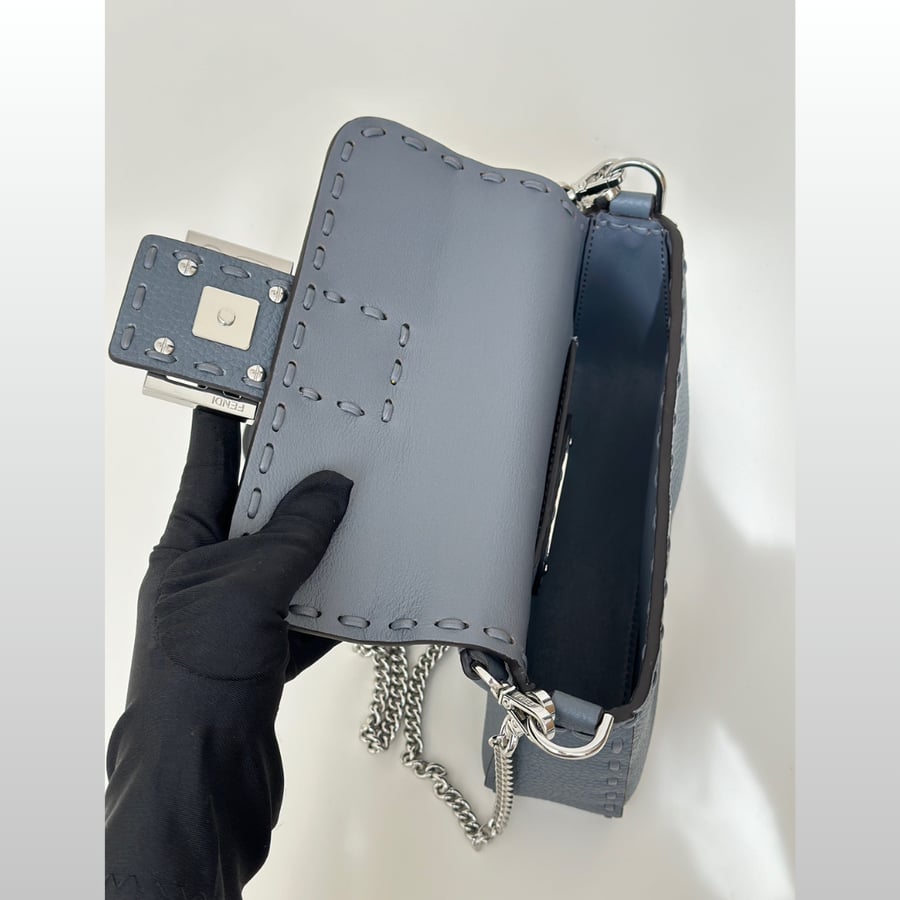 شنطة فيندي باغيت لون أزرق مقاس سمول  Fendi Baguette 19-5CM