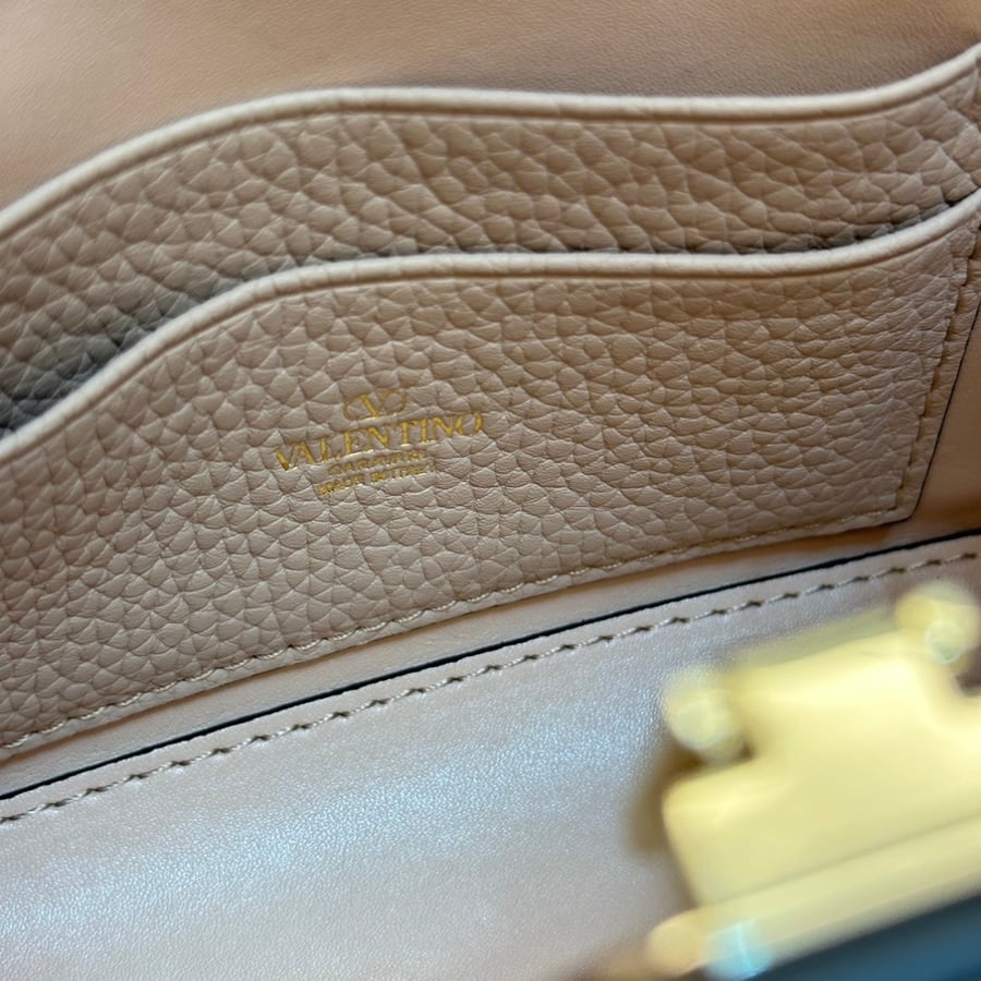 شنطة روكستاد فالنتينو غارافاني بسلسلة Valentino Garavani Rockstud Mini