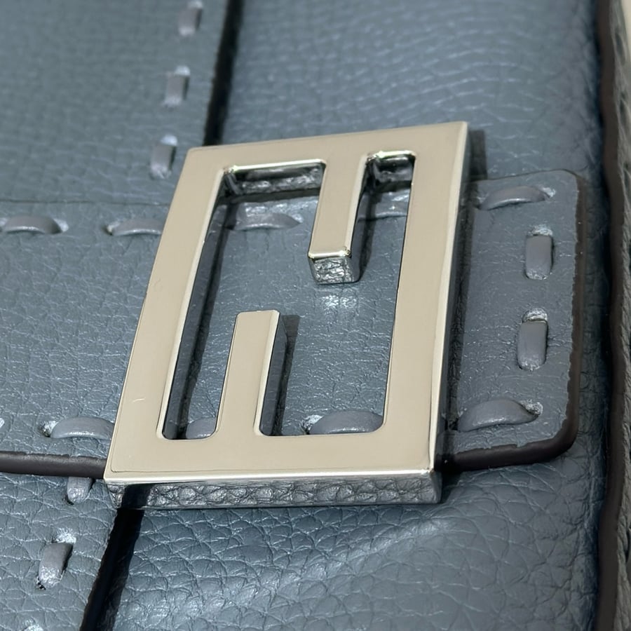 شنطة فيندي باغيت لون أزرق مقاس سمول  Fendi Baguette 19-5CM