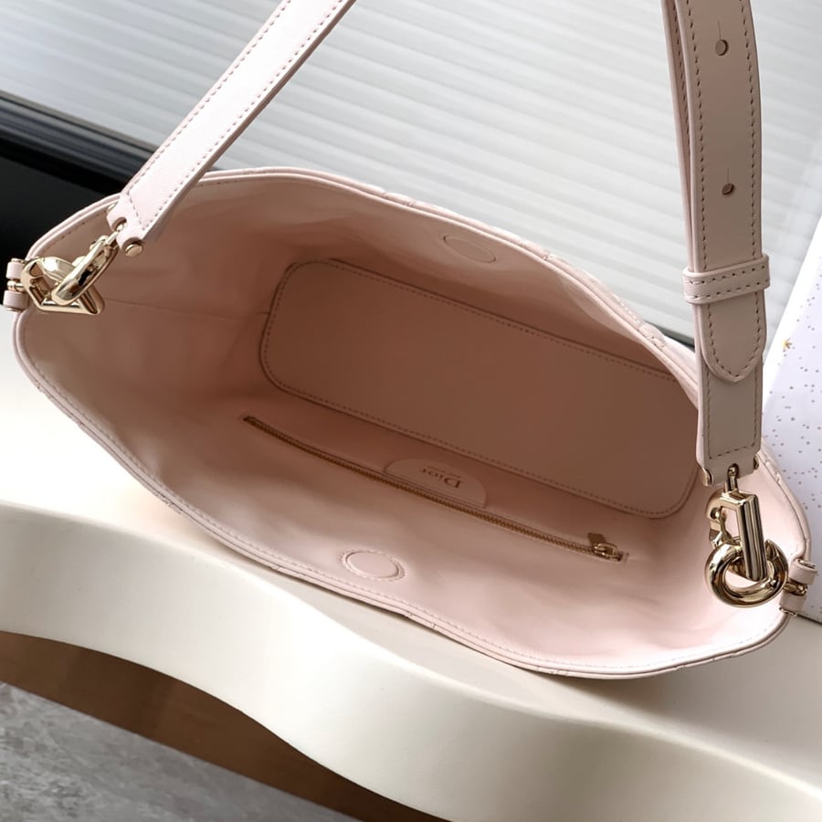حقيبة هوبو Dior Toujours بالحجم الصغير
