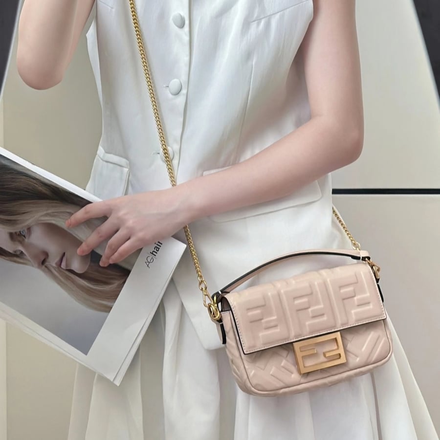 شنطة فيندي باغيت ميني لون زهر Fendi Baguette Mini