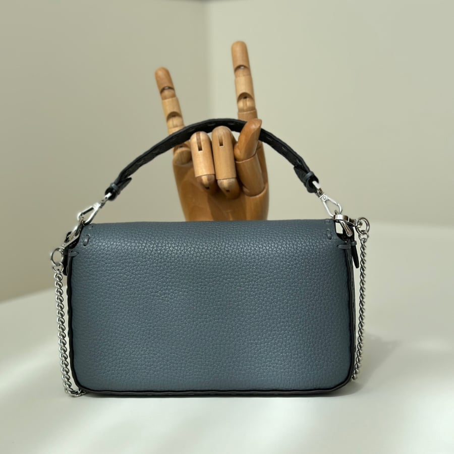 شنطة فيندي باغيت لون أزرق مقاس سمول  Fendi Baguette 19-5CM