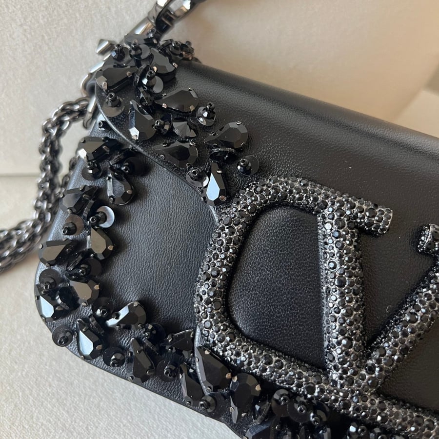 حقيبة يد صغيرة من فالنتينو غارافاني مرصع بكريستال سواروفسكي Valentino