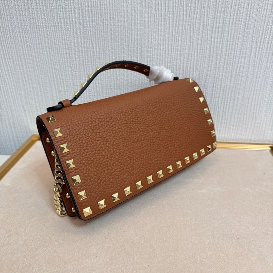 Rockstud Wallet With Chain In Grainy Calfskin
