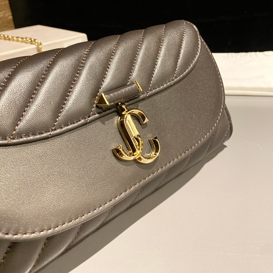 محفظة جيمي تشو كيرف بسلسلة Jimmy Choo Curve Wallet With Chain