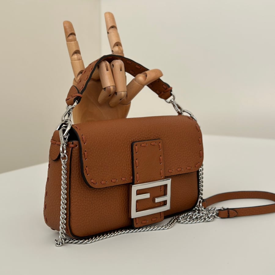 شنطة فيندي باغيت لون بني مقاس سمول  Fendi Baguette 19-5CM