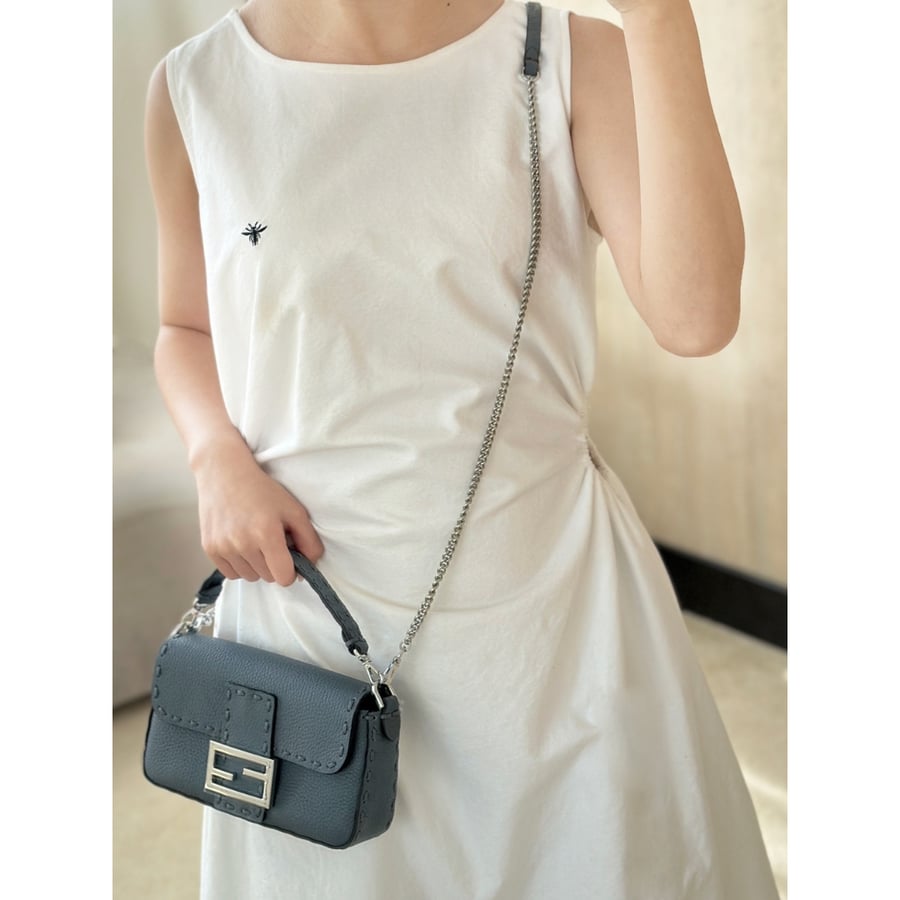 شنطة فيندي باغيت لون أزرق مقاس سمول  Fendi Baguette 19-5CM