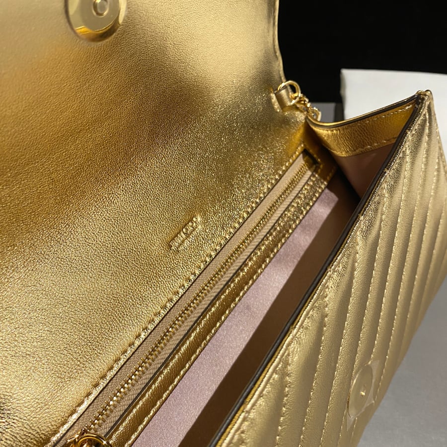 محفظة جيمي تشو كيرف بسلسلة Jimmy Choo Curve Wallet With Chain