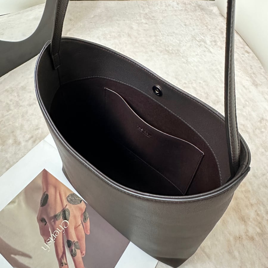 حقيبة كتف ذا رو ألما The Row Alma Shoulder Bag