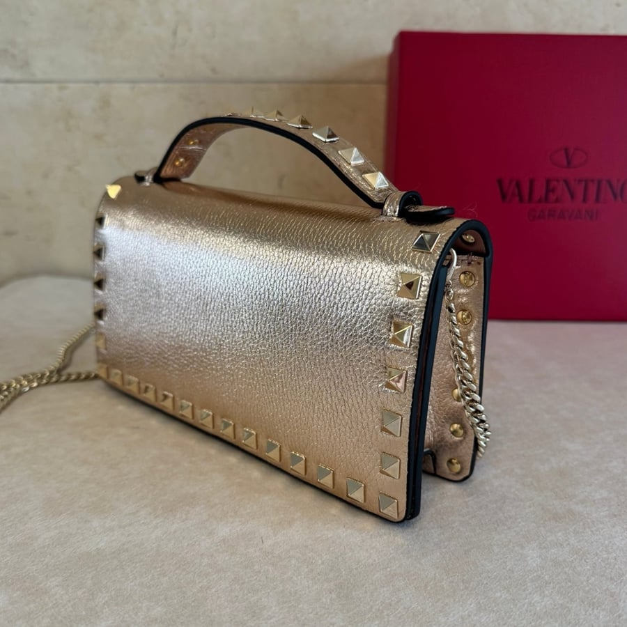 Rockstud Wallet With Chain In Grainy Calfskin