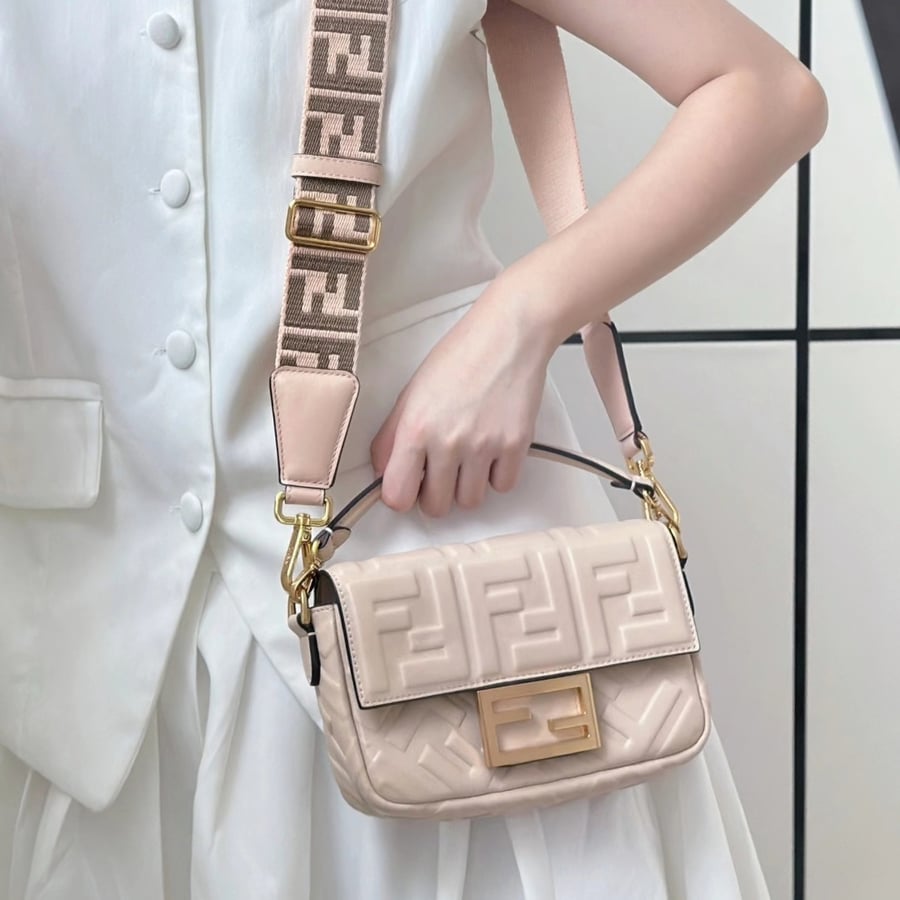 شنطة فيندي باغيت ميني لون زهر Fendi Baguette Mini