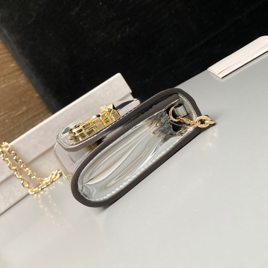 محفظة جيمي تشو كيرف بسلسلة Jimmy Choo Curve Wallet Silver Metallic