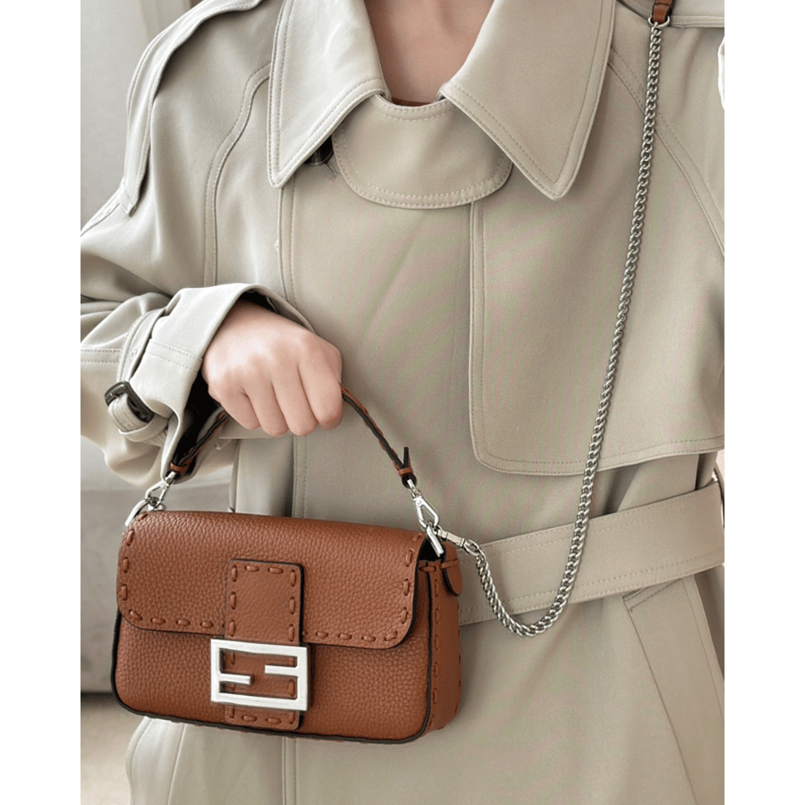 شنطة فيندي باغيت لون بني مقاس سمول  Fendi Baguette 19-5CM