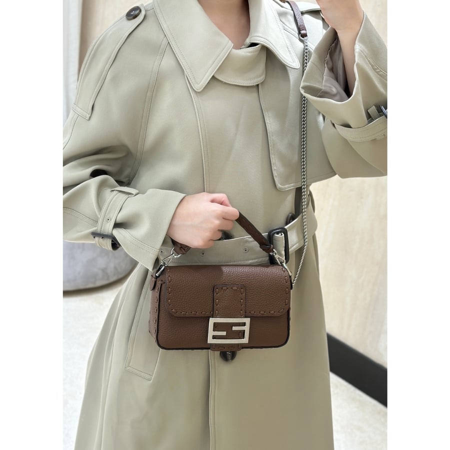 شنطة فيندي باغيت لون بني غامق مقاس سمول  Fendi Baguette 19-5CM