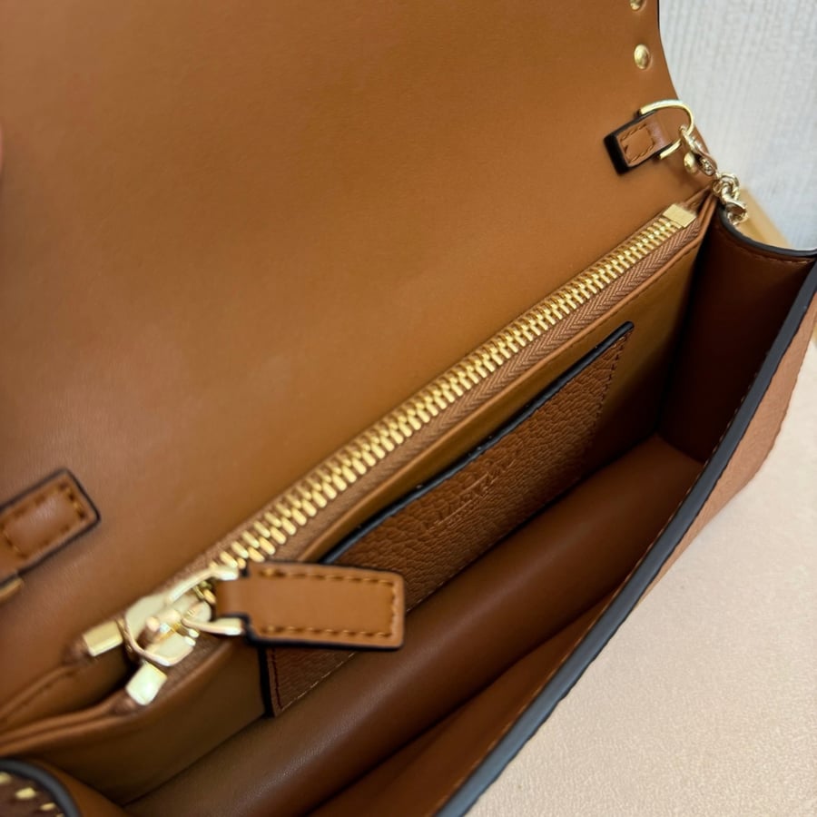 Rockstud Wallet With Chain In Grainy Calfskin