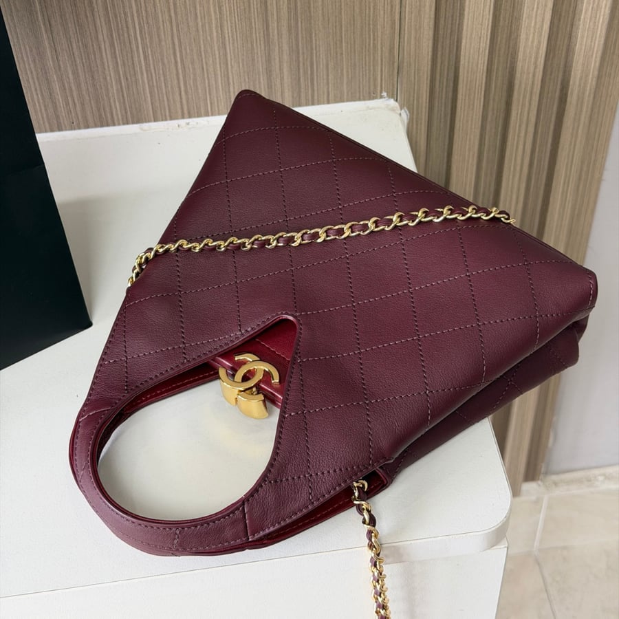 حقيبة يد شانيل مقاس صغير لون برغندي Chanel small tote