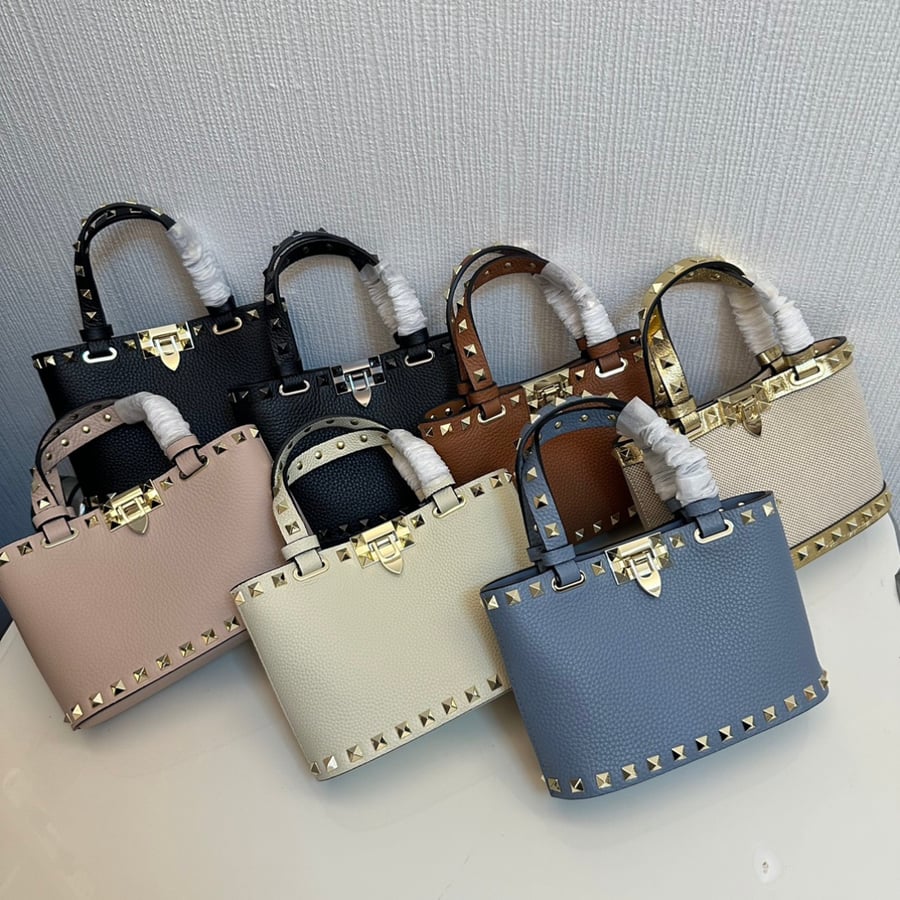 شنطة روكستاد فالنتينو غارافاني بسلسلة Valentino Garavani Rockstud Mini