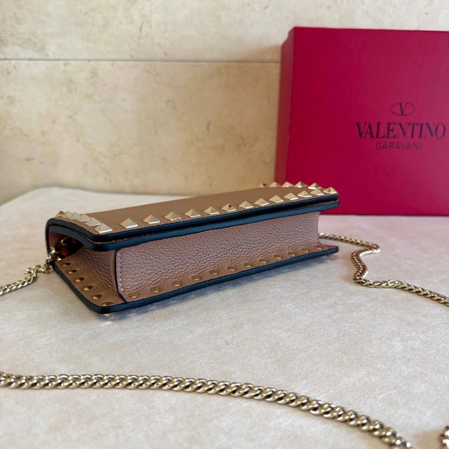 Rockstud Wallet With Chain In Grainy Calfskin