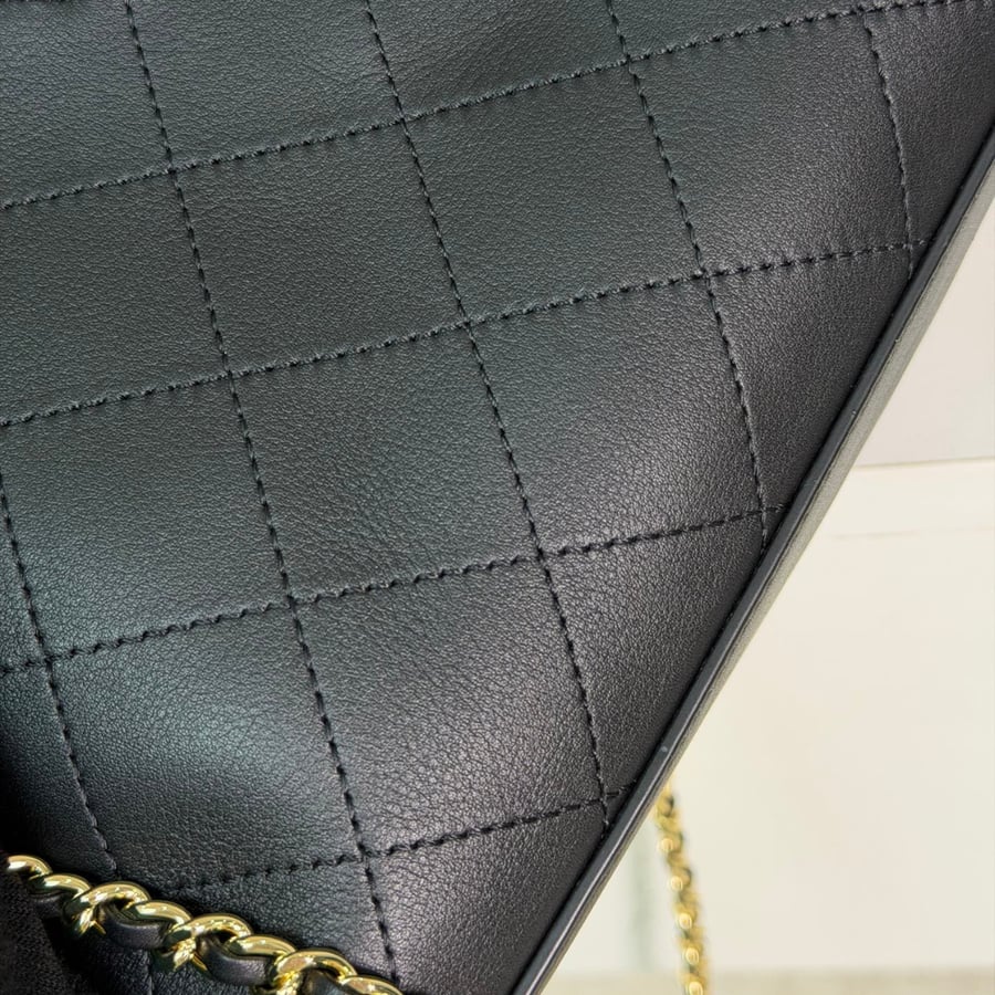 حقيبة يد شانيل مقاس صغير لون أسود Chanel small tote