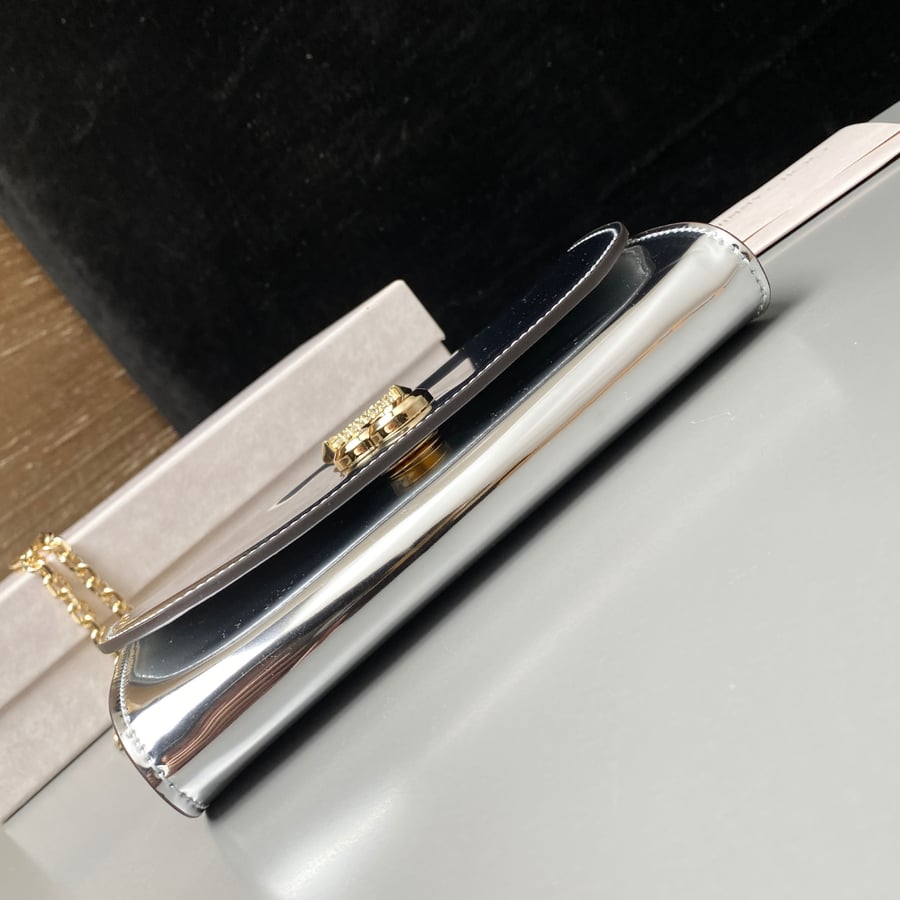 محفظة جيمي تشو كيرف بسلسلة Jimmy Choo Curve Wallet Silver Metallic