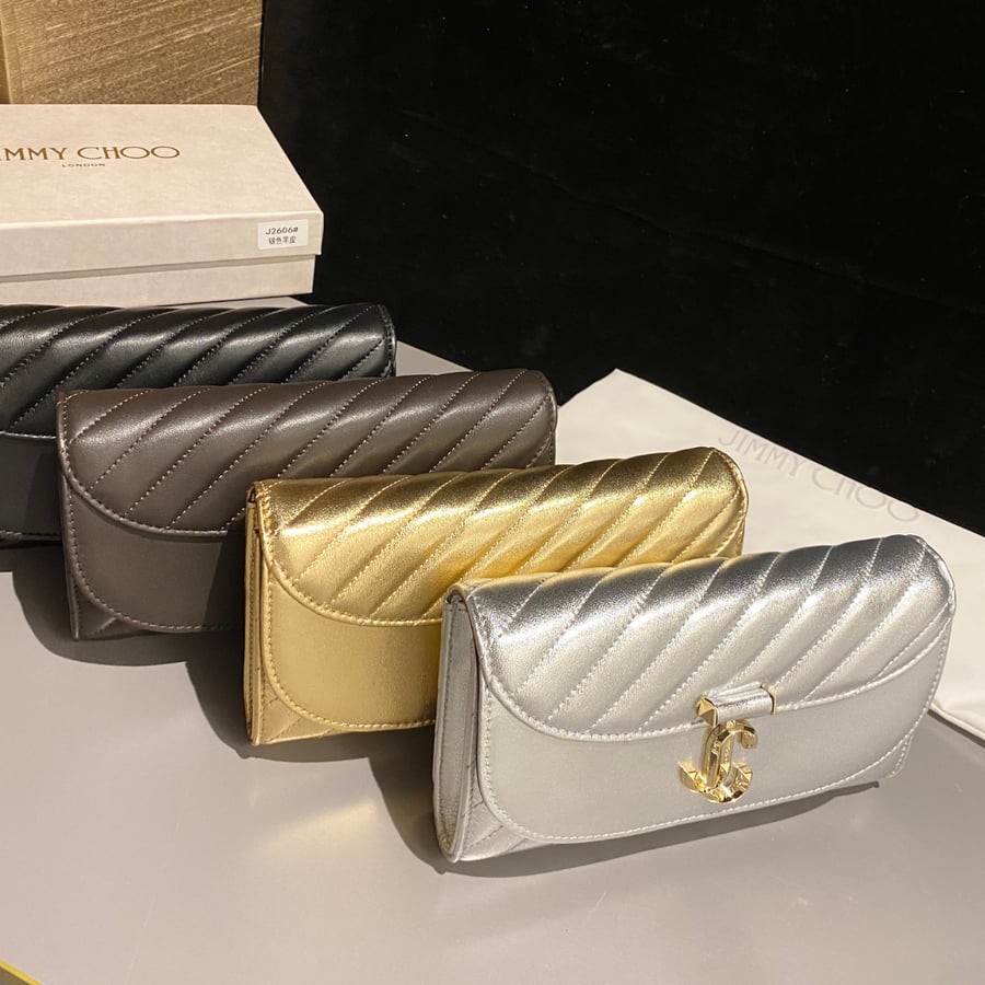 محفظة جيمي تشو كيرف بسلسلة Jimmy Choo Curve Wallet With Chain