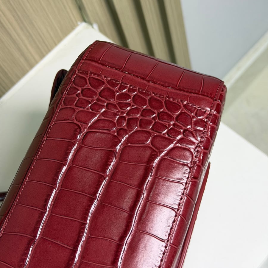 حقيبة شانيل بنقشة جلد التمساح لون عنابي CHANEL 26A Crocodile Emboss CF