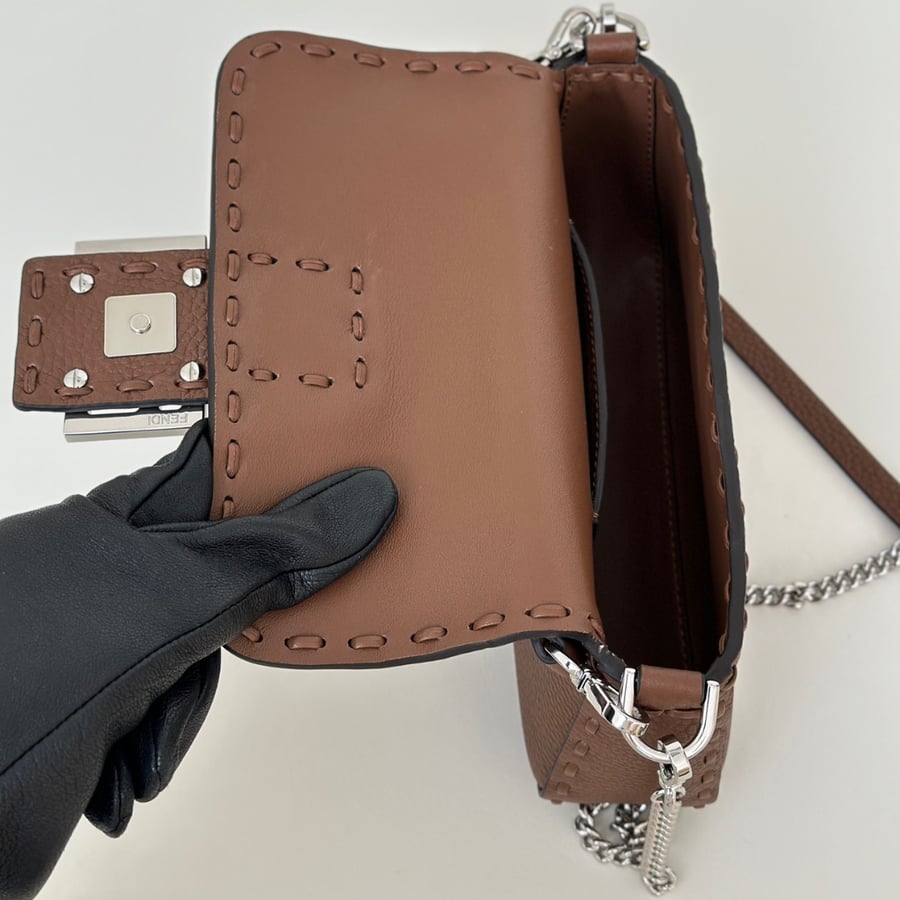 شنطة فيندي باغيت لون بني غامق مقاس سمول  Fendi Baguette 19-5CM