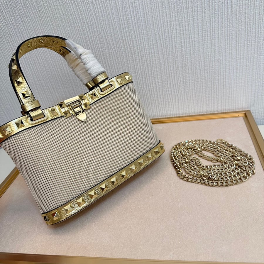 شنطة روكستاد فالنتينو غارافاني بسلسلة Valentino Garavani Rockstud Mini