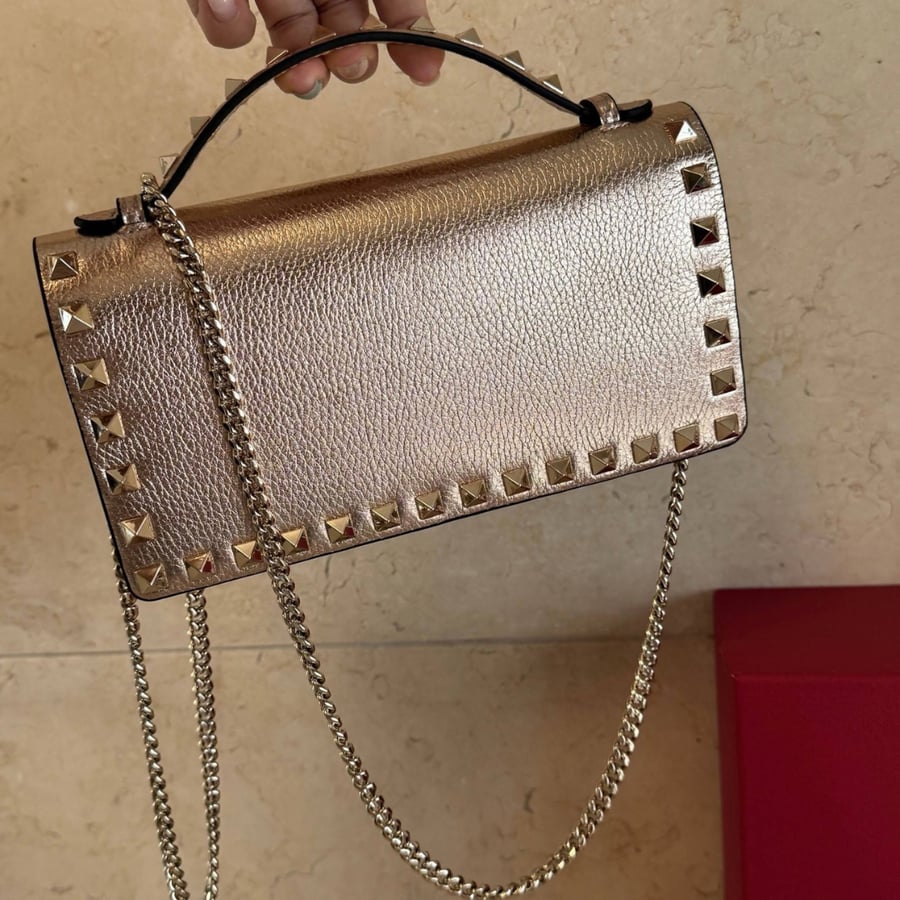 Rockstud Wallet With Chain In Grainy Calfskin
