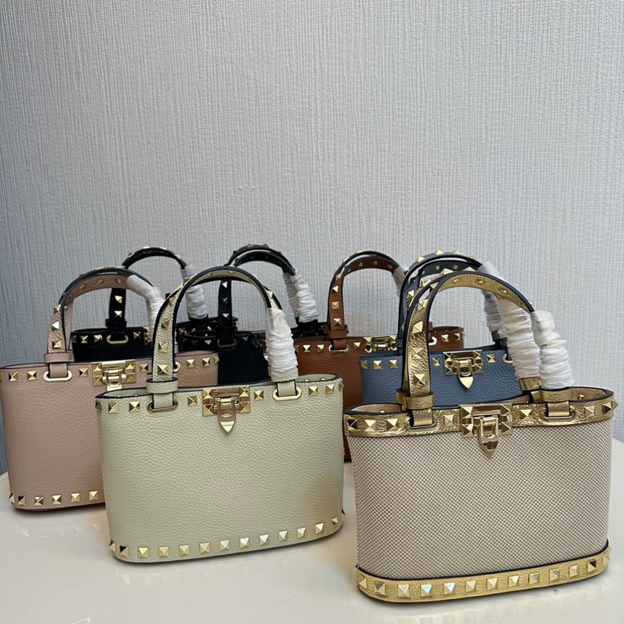 شنطة روكستاد فالنتينو غارافاني بسلسلة Valentino Garavani Rockstud Mini