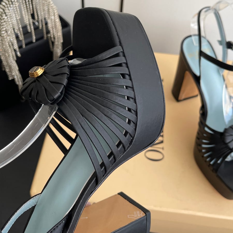 صندل فالنتينو بكعب عالي وساق مائل لون أسود Valentino Shoes