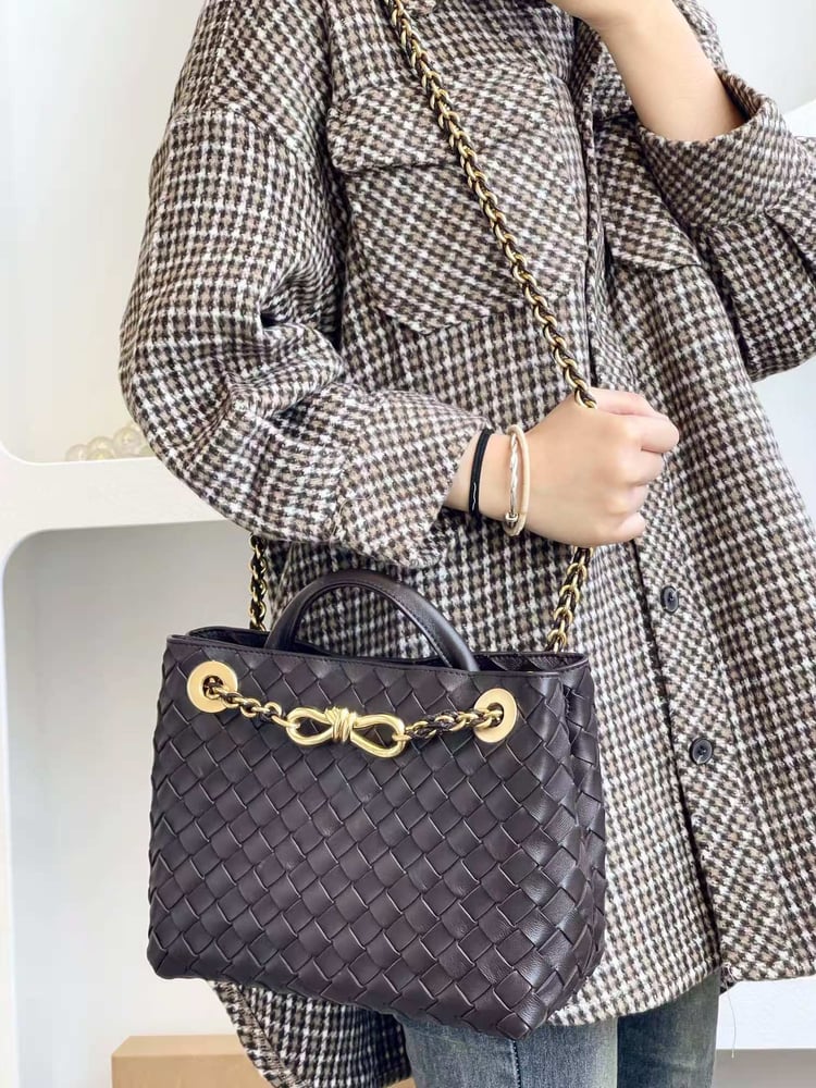 شنطة بوتيغا فينيتا لون بني عودي Bottega Veneta Andiamo Small