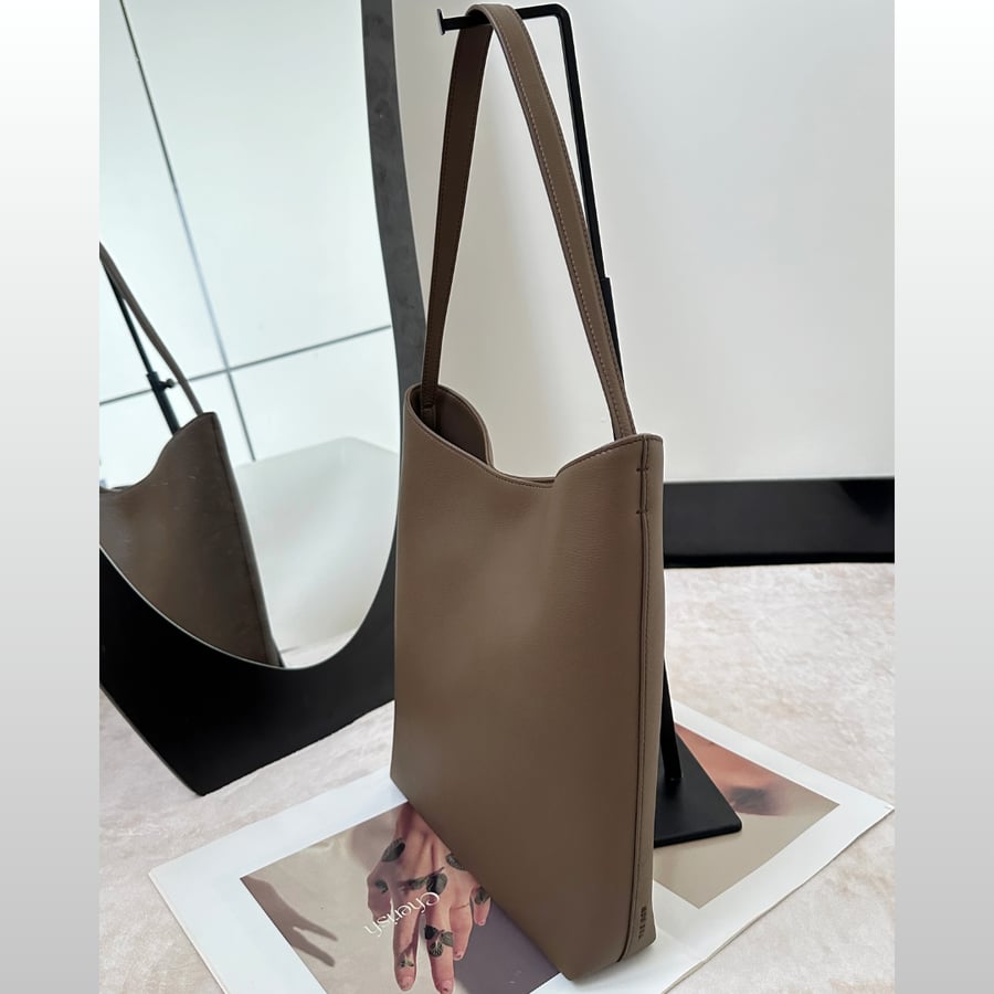 حقيبة كتف ذا رو ألما The Row Alma Shoulder Bag