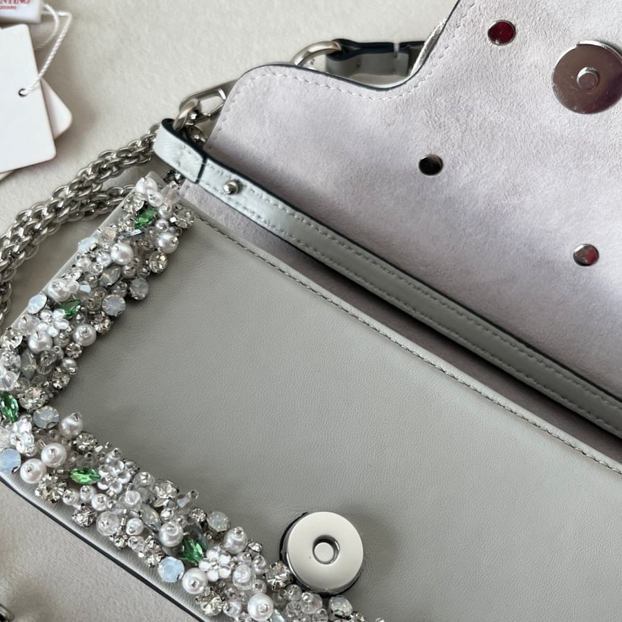 حقيبة يد صغيرة من فالنتينو غارافاني مرصع بكريستال سواروفسكي Valentino