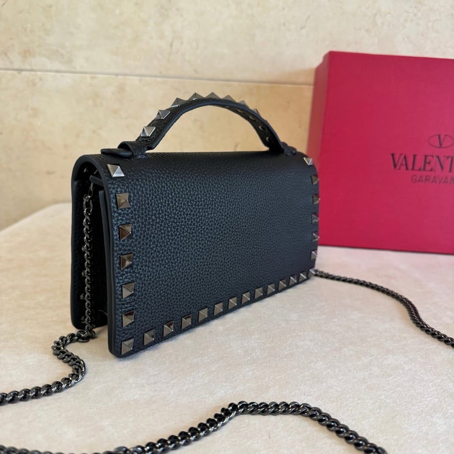 Rockstud Wallet With Chain In Grainy Calfskin