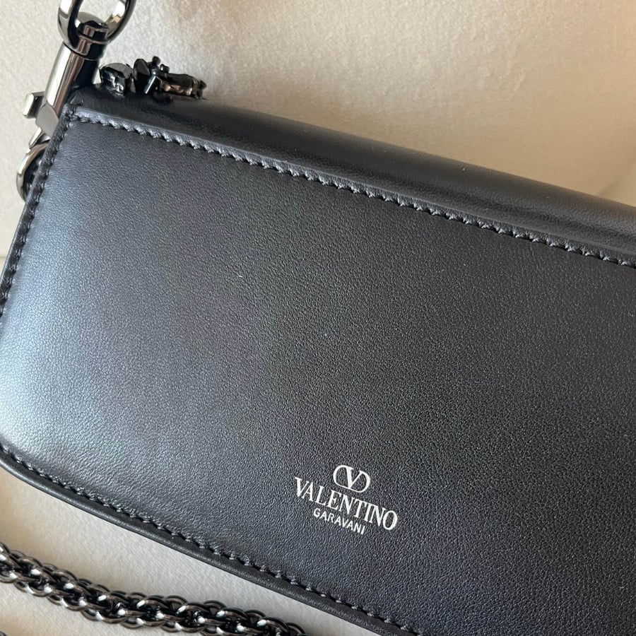 حقيبة يد صغيرة من فالنتينو غارافاني مرصع بكريستال سواروفسكي Valentino