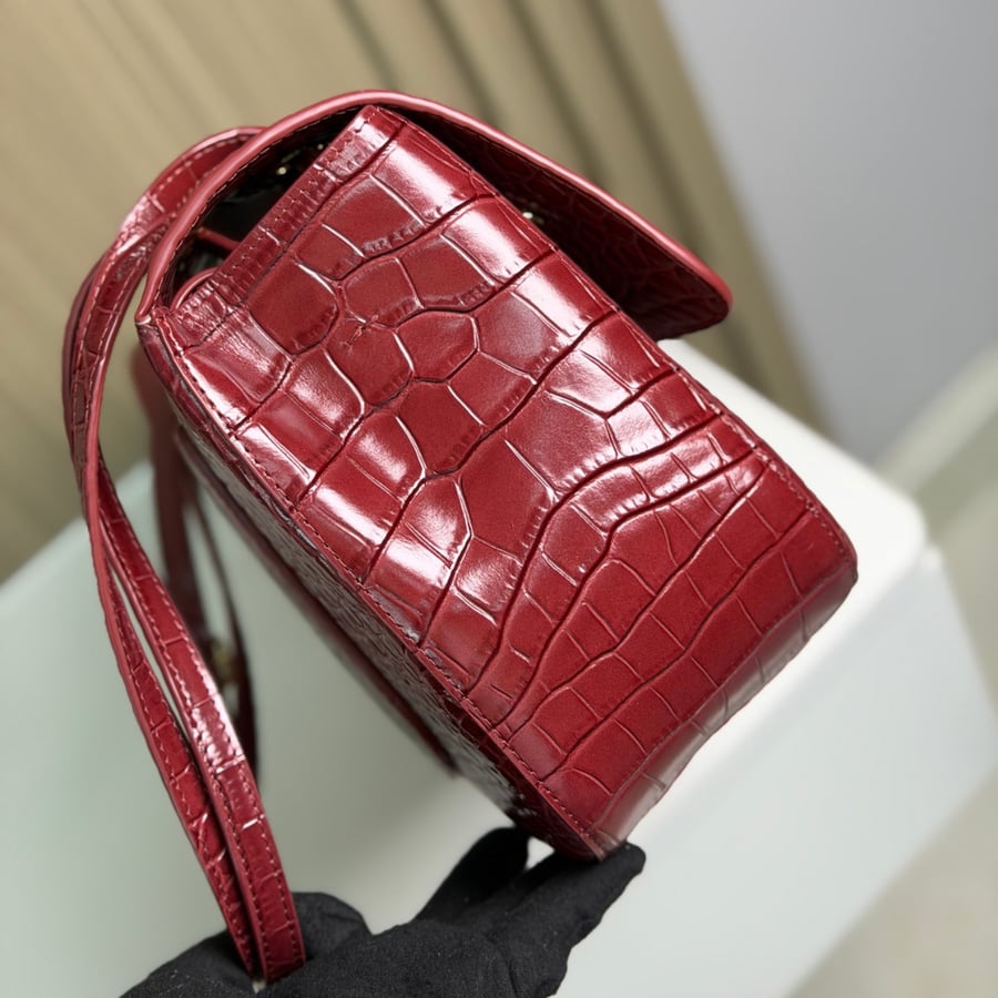 حقيبة شانيل بنقشة جلد التمساح لون عنابي CHANEL 26A Crocodile Emboss CF