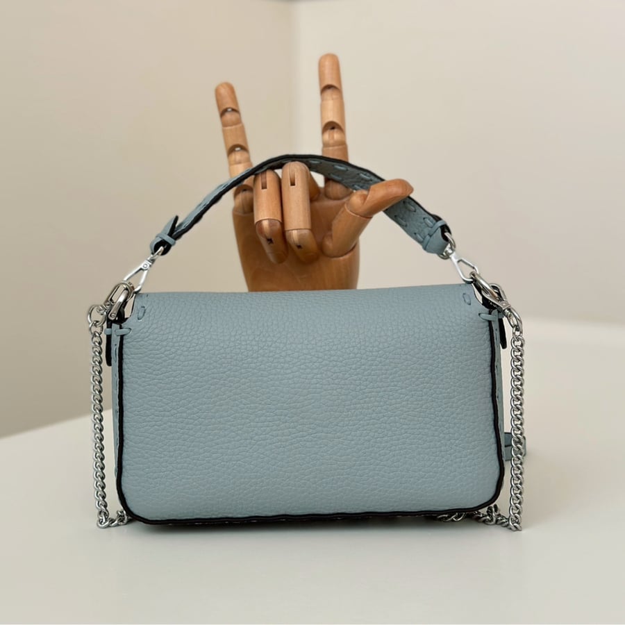 شنطة فيندي باغيت لون سماوي مقاس سمول  Fendi Baguette 19-5CM