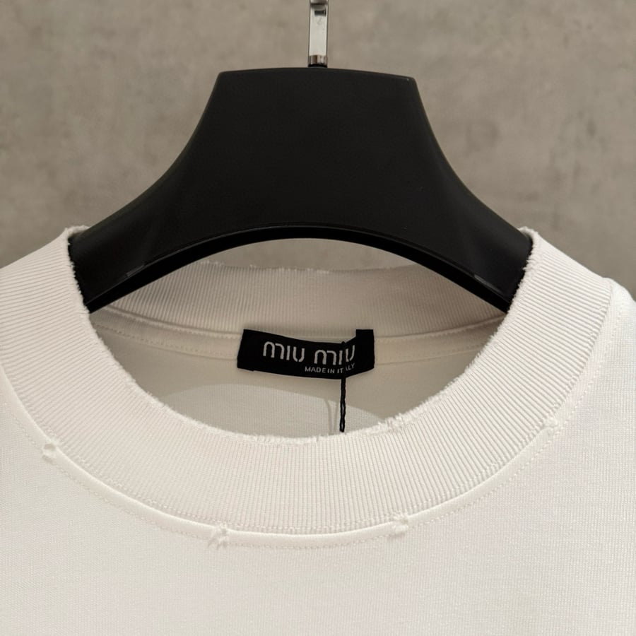 تي شيرت رجالي قطن لون أبيض بأكمام قصيرة وياقة مدورة MIU MIU T-shirt