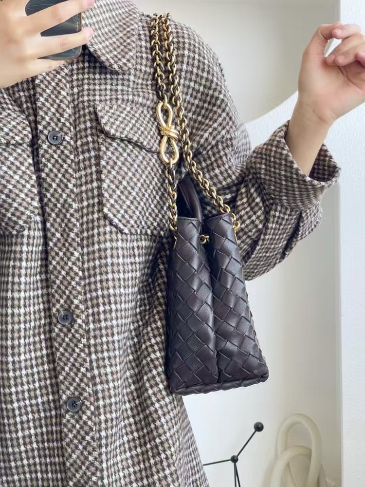 شنطة بوتيغا فينيتا لون بني عودي Bottega Veneta Andiamo Small