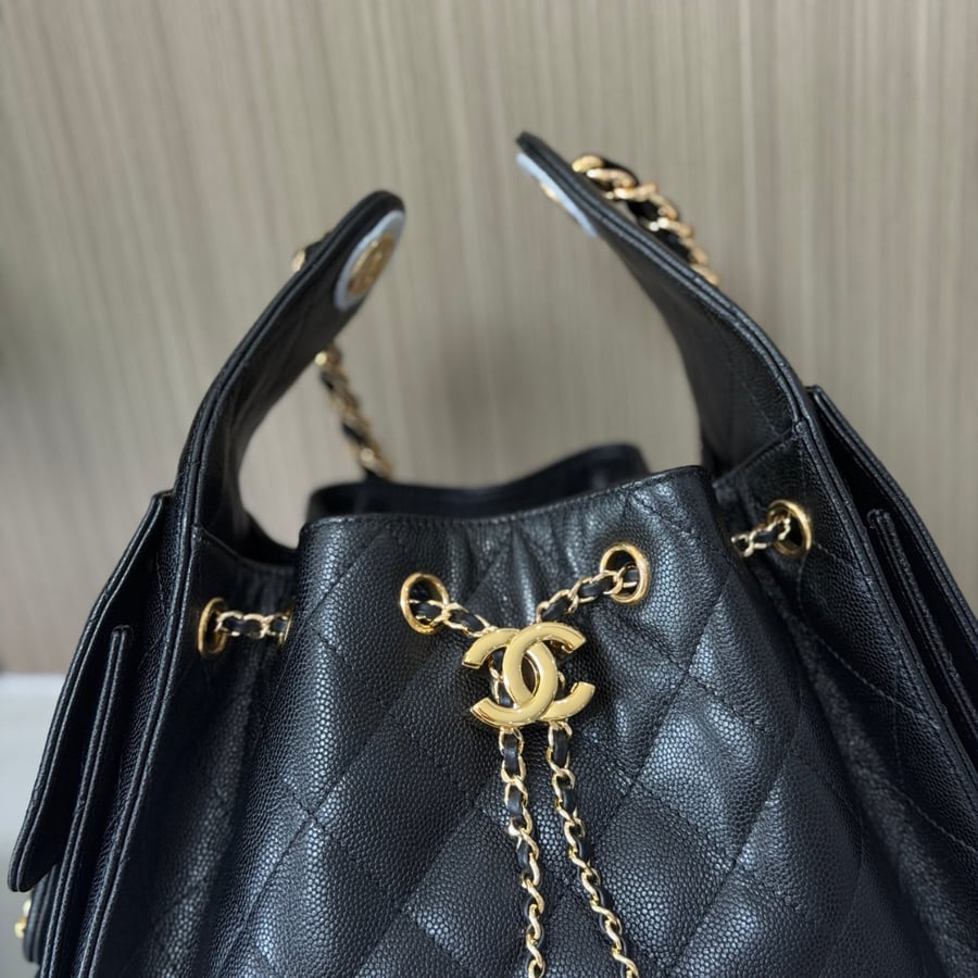 حقيبة شانيل هوبو لوجو ذهبي لامع مقاس صغير Chanel Hobo 26c Small